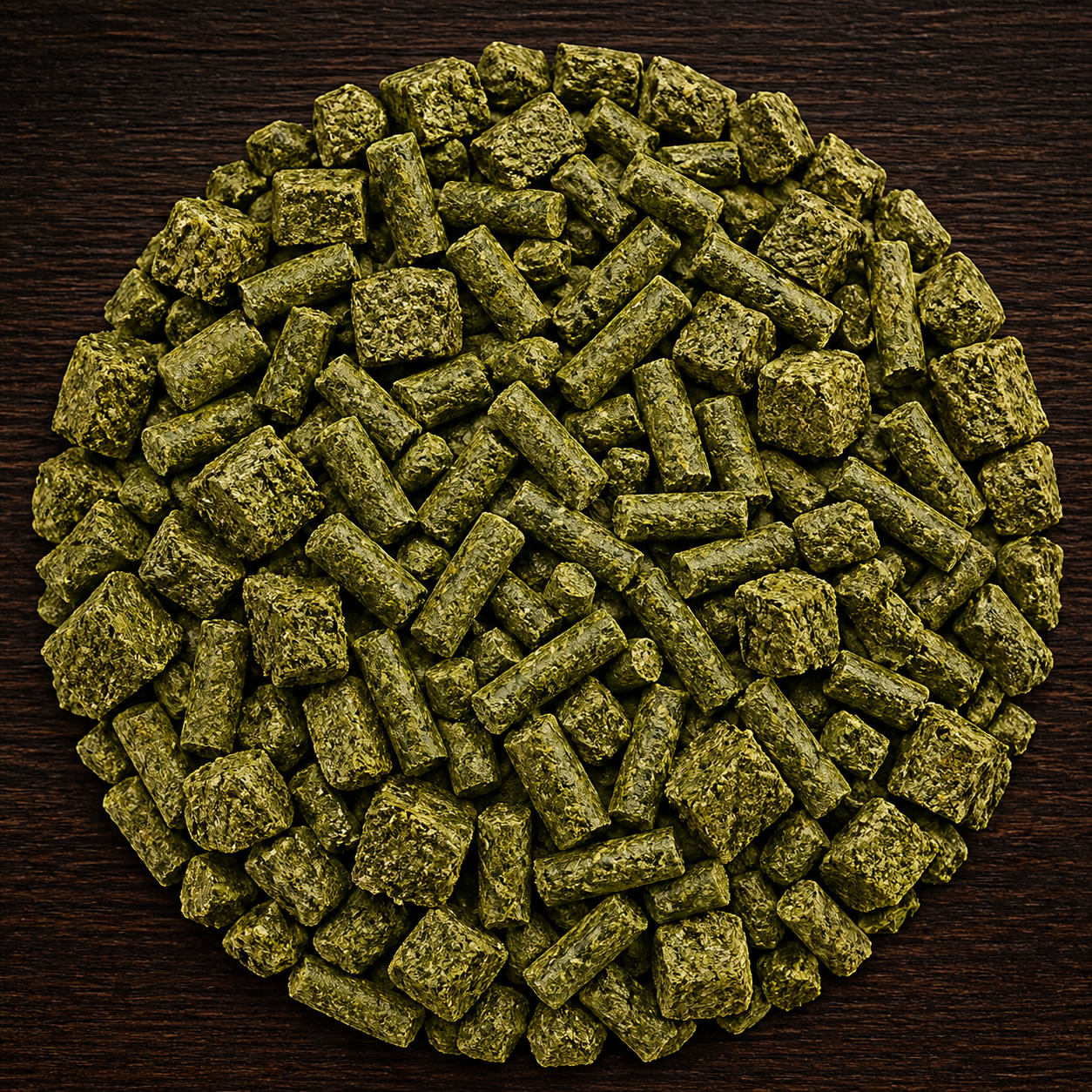 Alfalfa en pellets, rollos y cubos